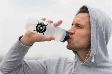 Free PSD | Side view of man drinking water after working out