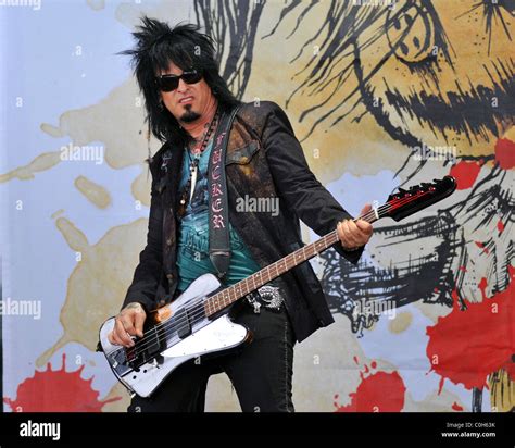 Sixx Am Guitarist