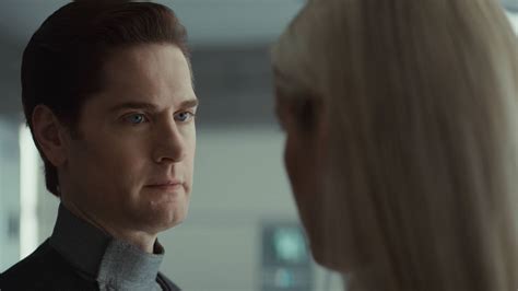 Minka Kelly thinks about returning to her job as an OR scrub nurse all the time | MakeMeTechie ...