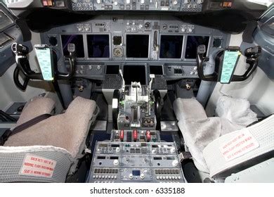 Airplane Cockpit Embraer-175 Aircraft Cockpit Stock Photo 642719770 | Shutterstock