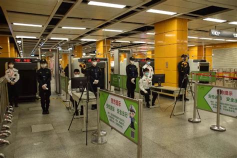 春运安检为安全 火车站安检仪下危险品无处藏身 - 大众网