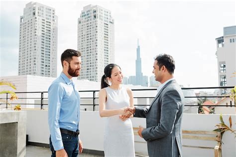Business People Greeting 的图像结果
