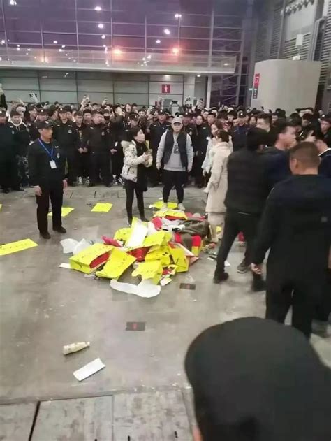 假借买鞋揩油女店员最新素材