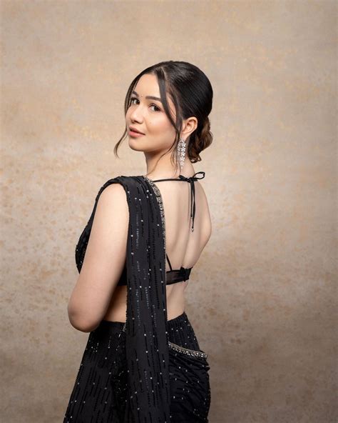 Sara Tendulkar Pics: ब्लैक कलर की साड़ी में बला की खूबसूरत लगीं सारा ...