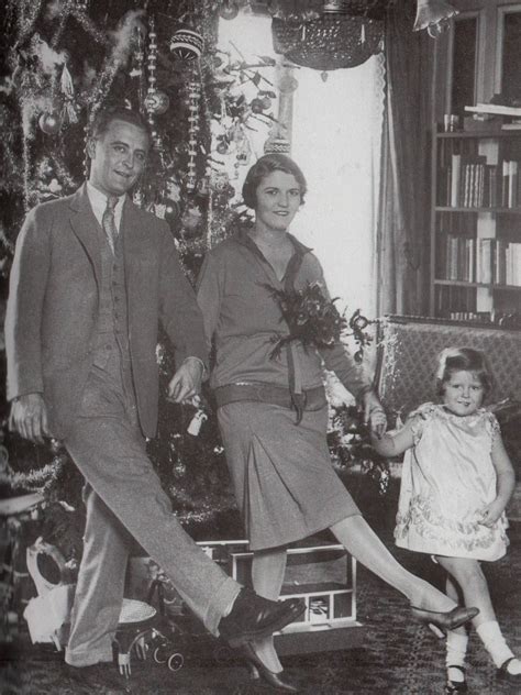 F. Scott Fitzgerald with Zelda and their daughter, Frances. | Zelda ...