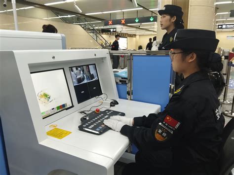 通过这道安检门，就能采集身份信息：上海地铁打造立体安防体系|安检仪|安检门|可疑_新浪新闻