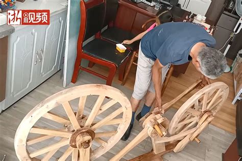58岁大叔发明纯木头自行车 还骑过20里路_凤凰网视频_凤凰网