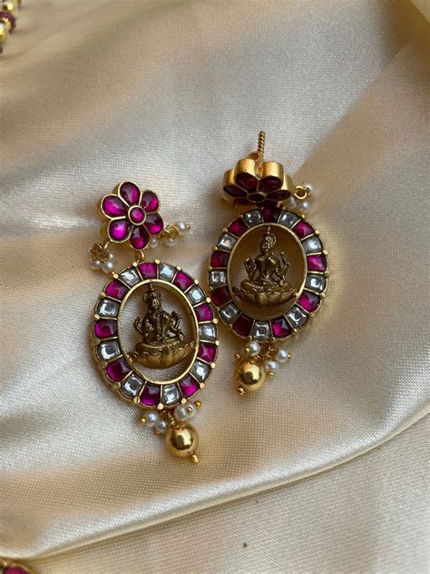 Kundan Lakshmi pendant with earrings in a maala – House of Jhumkas