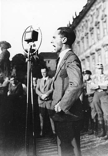 https://upload.wikimedia.org/wikipedia/commons/thumb/7/7b/Bundesarchiv_Bild_119-2406-01%2C_Berlin-Lustgarten%2C_Rede_Joseph_Goebbels.jpg/348px-Bundesarchiv_Bild_119-2406-01%2C_Berlin-Lustgarten%2C_Rede_Joseph_Goebbels.jpg