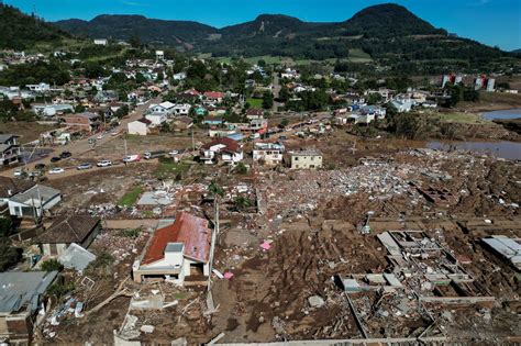 Brazil announces aid to flood-hit families as Lula visits south