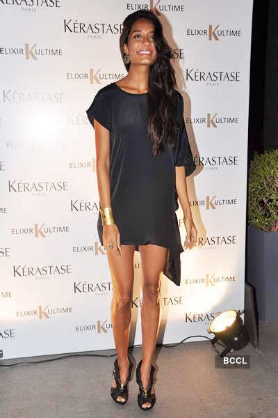 Lisa Haydon showcases her long legs in little black dress at the launch ...