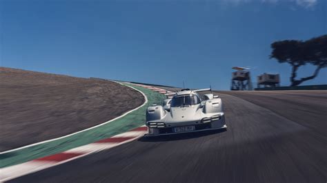 Roger Penske fährt erstmals den nach ihm benannten Porsche 963 RSP ...