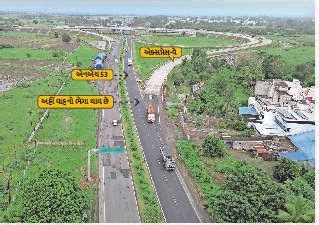 Road narrows due to lack of land acquisition at the junction of ...