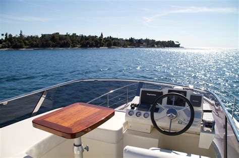 Cyrus 13.8 Fly - Motor boats charter in Pula | CROATIA CHARTER HOLIDAYS
