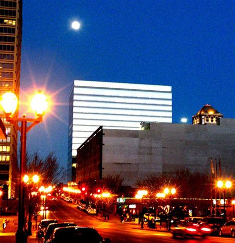 Business People Walking in Clayton MO 的图像结果