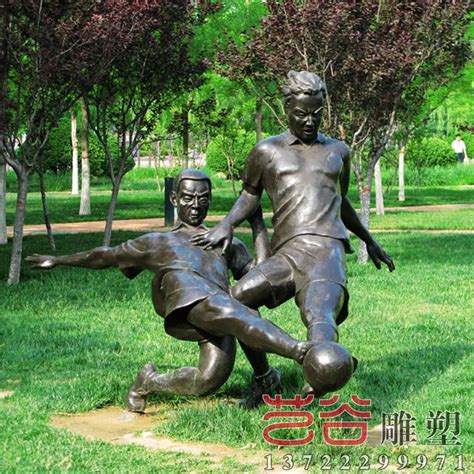 铸铜人物踢足球雕塑-景观小品-曲阳县艺谷园林雕塑有限公司