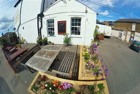 FOX & HOUNDS PUB (Surbiton) - Inn Reviews, Photos, Rate Comparison ...