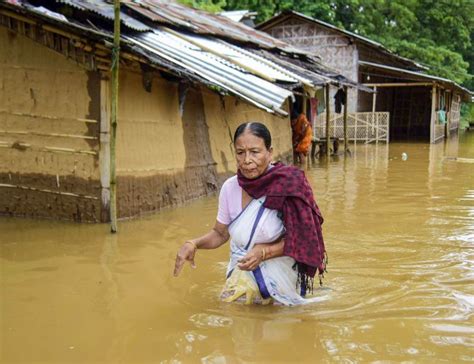 Assam flood worsens, 4.23 lakh people affected - Rediff.com India News
