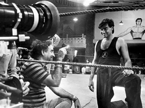 जब अजय देवगन को बचाने 150 फाइटर लेकर पहुंच गए थे पिता, यह था पूरा मामला ...