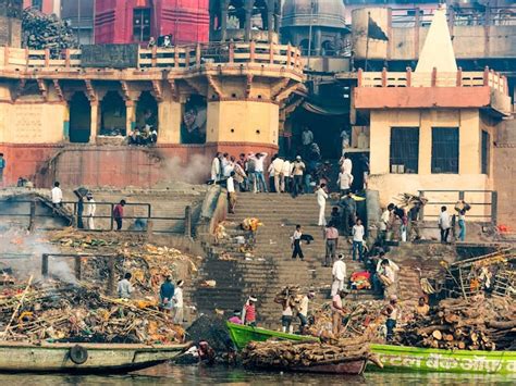 शमशान घाट क्यों नहीं जातीं औरतें? पार्थिव शरीर को क्यों नहीं देतीं दाग ...