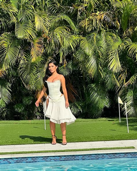 Janet Guzman | 🌴 | Instagram