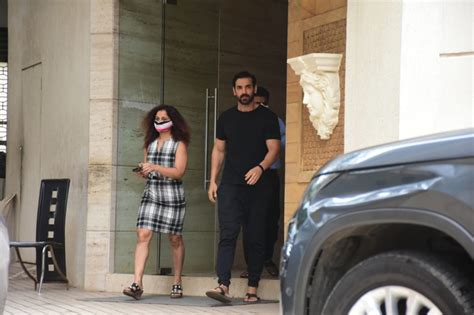 John Abraham Stepping Out In A Head-To-Toe Black Outfit With 'Chappals ...