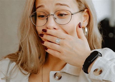 Entire Wedding Party Shares Bride 的图像结果