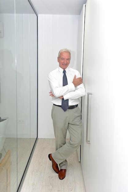 Businessman Running towards Camera 的图像结果