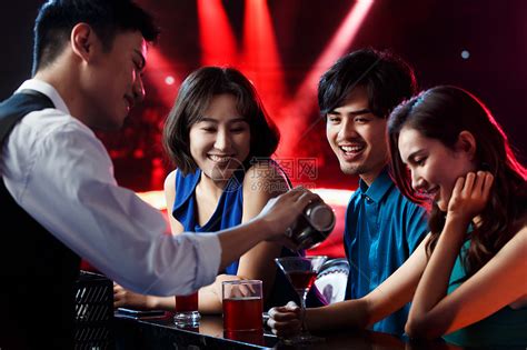 快乐的青年人在酒吧喝酒高清图片下载-正版图片507674294-摄图网