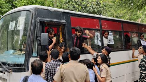 Wrestlers protest: DU students injured, detained amid police action ...
