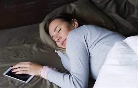 孩子睡前玩手机有哪些隐患 孩子睡前爱玩手机怎么办 _八宝网