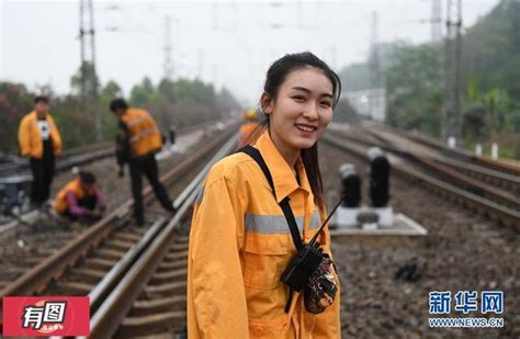 铁路路上的女人高清摄影大图-千库网