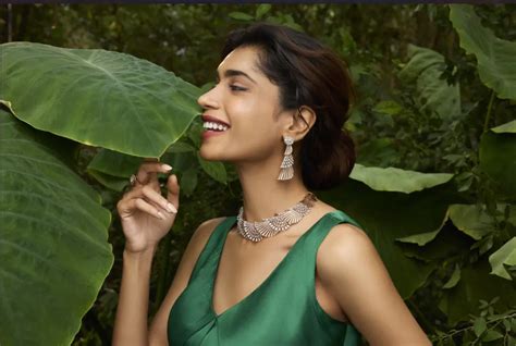 Beyond Sparkle, Kareena Kapoor Khan Unveils Malabar Gold And Diamonds ...