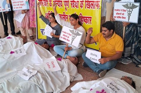 RajMES डॉक्टरों ने किया Dying Cadre के रूप में कफन ओढ़कर प्रदर्शन ...