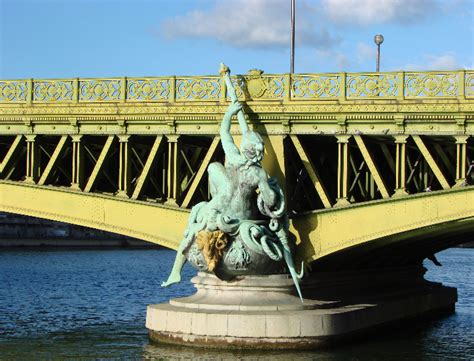 Sous le pont Mirabeau coule la Seine et nos amours….. - ParisParis.in