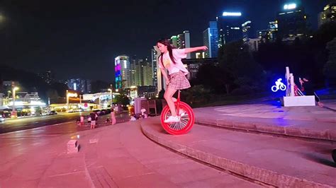 虎妞和戴安雅骑独轮车比赛_腾讯视频