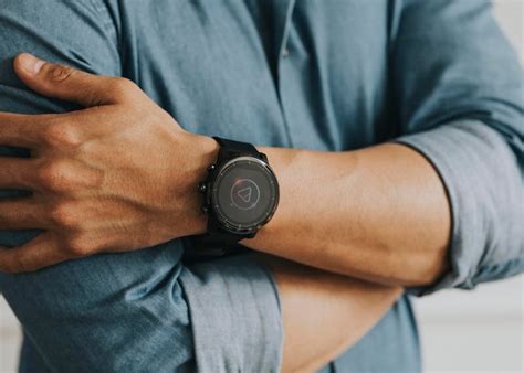 Gros plan d'une smartwatch sur le poignet d'un homme | Photo Premium