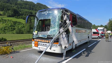 Busunfall bei Schladming: Lehrerin und Schüler verletzt - UnserTirol24