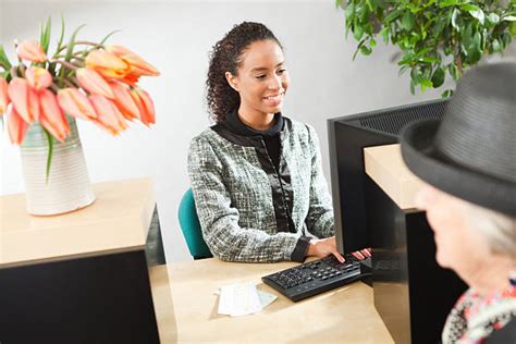 Bank Using Computer 的图像结果