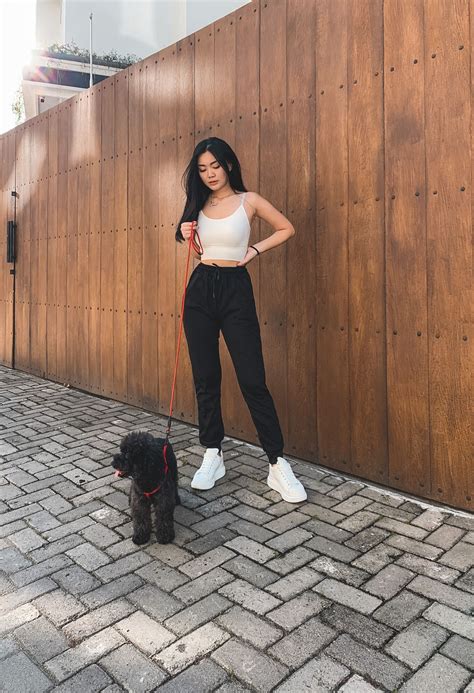 Black Jogger white sneakers outfit | White sneakers outfit, Sneakers ...