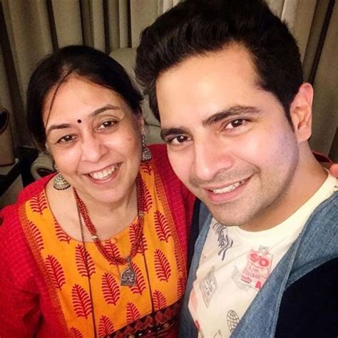 Yeh Rishta Kya Kehlata Hai reunion: Karan Mehra reunites with the cast ...