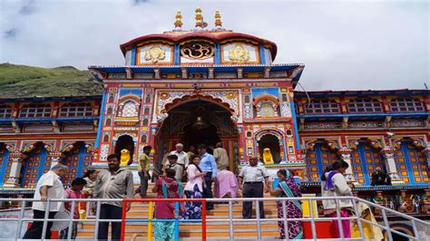 Badrinath temple: బద్రీనాథ్‌ ఆలయం మూసివేత..! - Telugu News | portals of ...