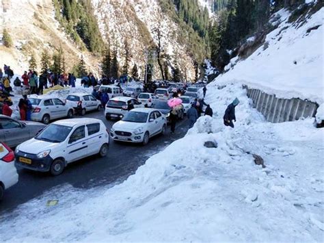 क्रिसमस के लिए मनाली में उमड़ा पर्यटकों का सैलाब - crowd of tourist in ...