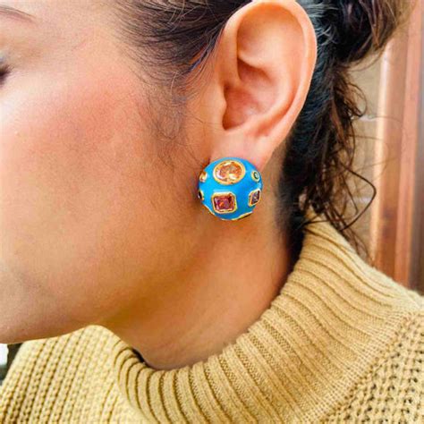 What is an example of modernism? – Jewellery Hat
