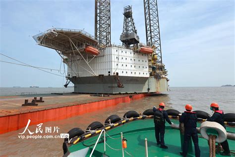 浙江舟山：迎来今年首个大型海工平台进港维修改造_海上_进行了_锚地