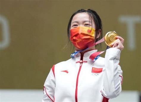 好可爱！东京奥运首金获得者杨倩在领奖台上比心_京报网