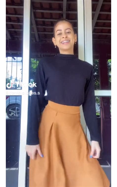 Foto: Daniele Lopes apareceu completamente vestida na web recentemente para debochar dos ...