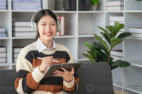 Asian girl students study online, stay at home, teacher, video call ...