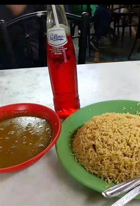 Kheema Pav, Bun Maska & Mawa Cake: Visit This Irani Cafe In Marine ...