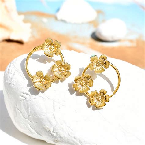 Hawaii Circular Mounted Hibiscus Studs – VOYLLA